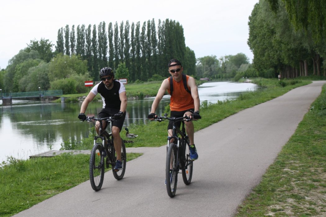 P017 A Cycle Track Beside The River Somme Links Abbeville And Amiens