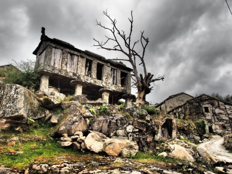 Neglected village espigueiro