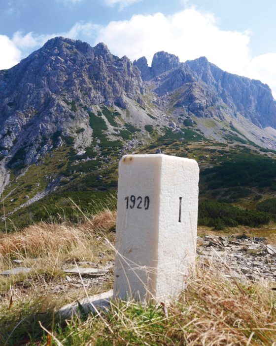 Border post at the Rattendorfer Sattel, with Trogkofel in the background