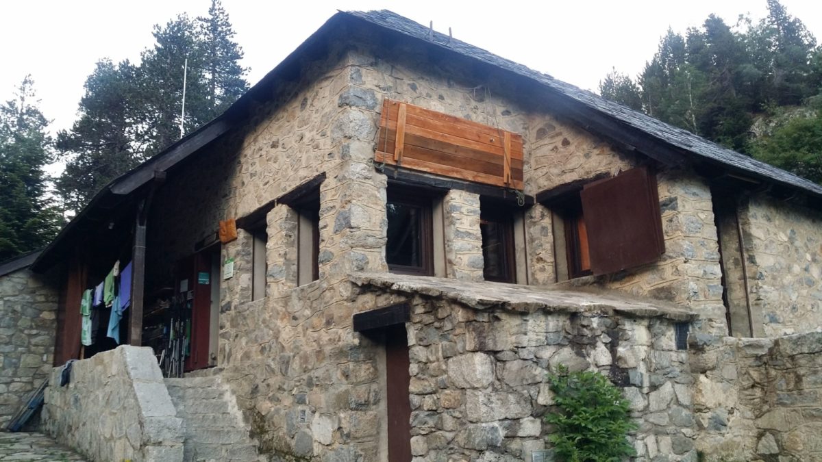 The small Refugio del Estany Llong