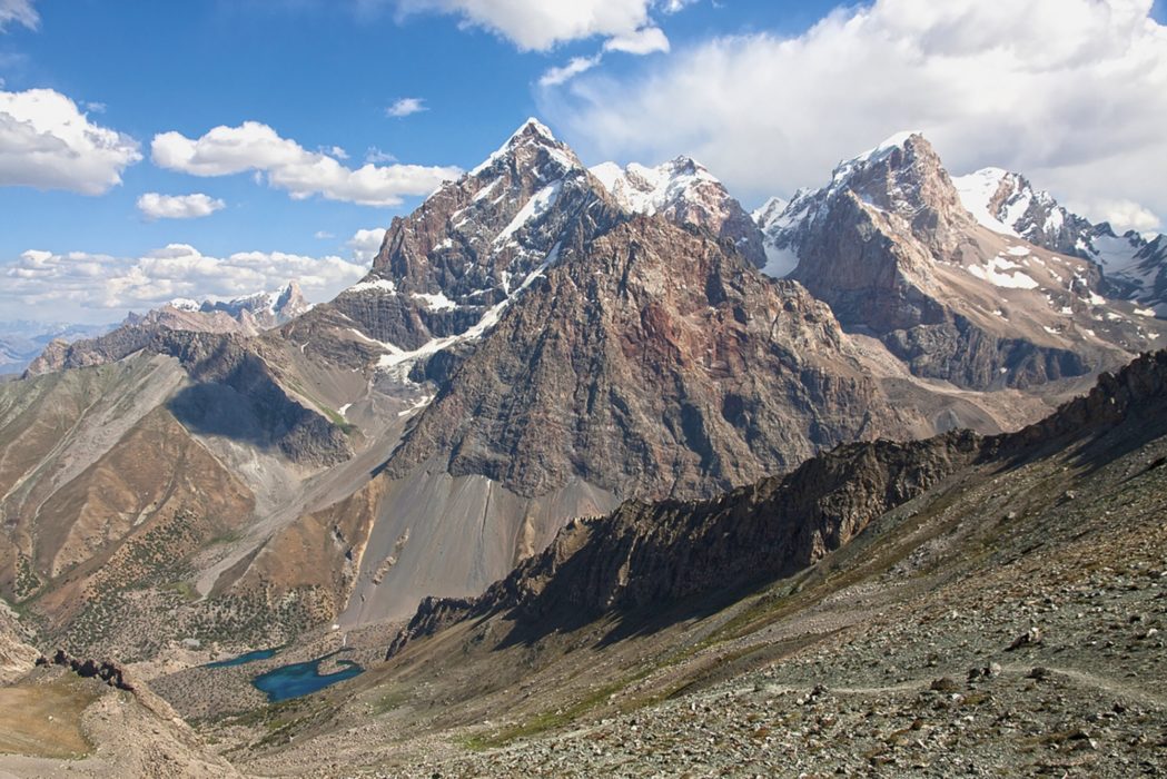 Going down from Alaudin Pass towards Alaudin lakes (photo: David Jauffres)