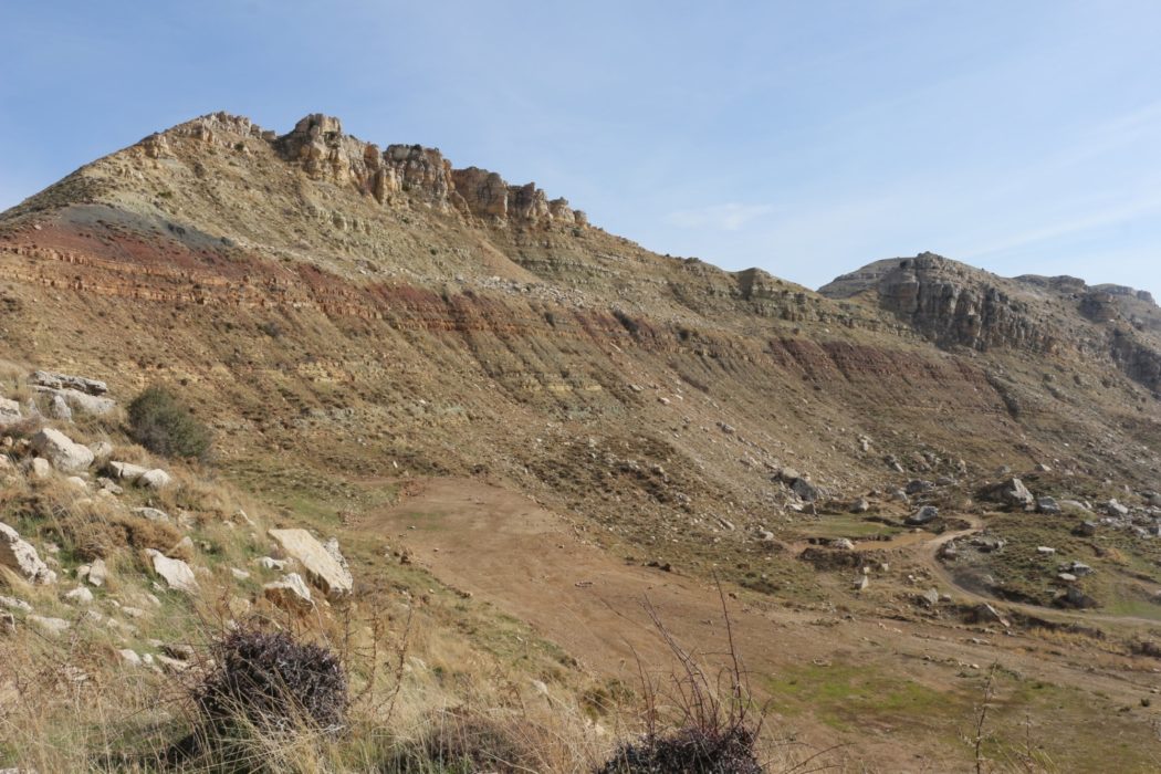Mixed formation cliff en route to Aaqoura