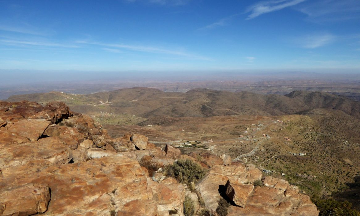 The bare and sparse Taskra plateau lies ahead and will take 3 hours to cross, always in the direction of the distant Jebel El Kest. A short detour to the east at lunchtime provides superb views over the desert.