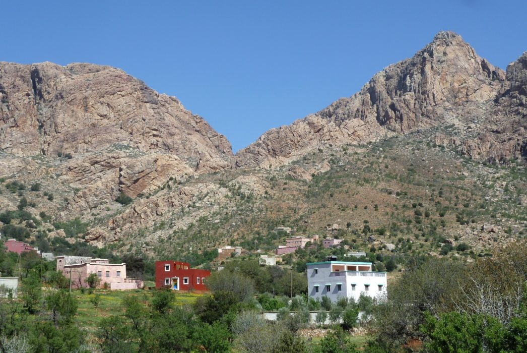 The area of Afantinzar and the foothills of Jebel El Kest seldom fail to impress. Here is a good place to spend the night by camping or staying in a local Gite. The crisp freshness of the atmosphere in the mornings and the quality of the light is magical.