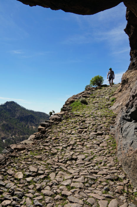 A remarkable path climbs from Cruz Grande with a rocky ‘roof’