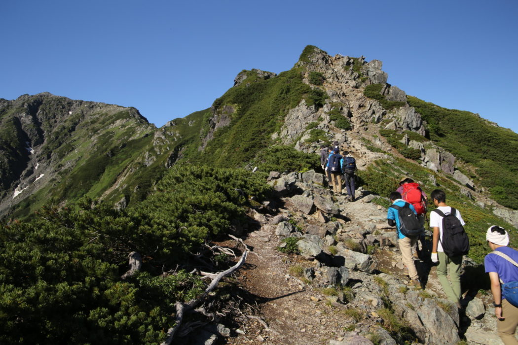 Kitadake9 Hikers navigate the rocky alpine ridge towards the summit
