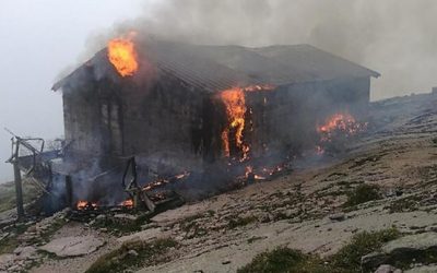 The Refuge d’Ortu di U Piobbu has burnt down. Image from Corse Matin.