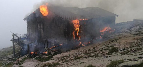 The Refuge d’Ortu di U Piobbu has burnt down. Image from Corse Matin.
