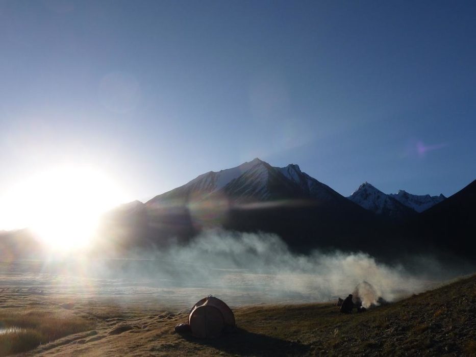 Morning fire: The first sun rays over our camp at Chaqmaqtin Lake