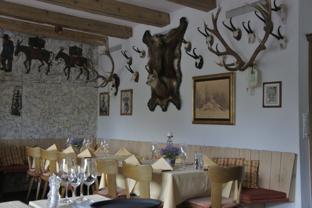 The cosy, atmospheric dining room in Hotel Roseggletscher
