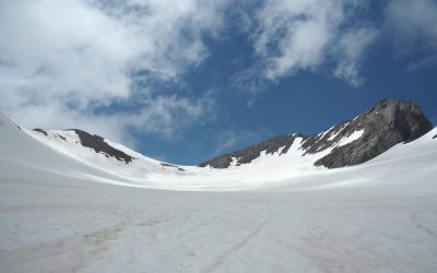 An overview of the Vignemale peak, the Ossoue glacier and the three Russell caves in the middle