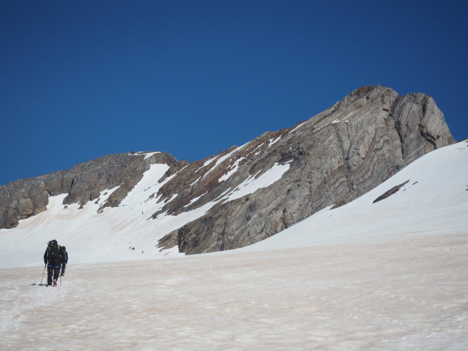 Climbers on the way to the ridge and some people already on the top of the Vignemale