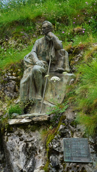 Henry Russell’s statue just before entering Gavarnie by road