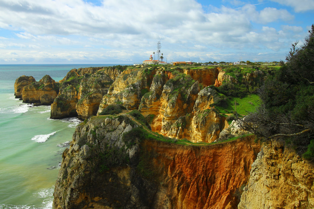 Farol da Ponta da Piadede lighthouse comes into sight
