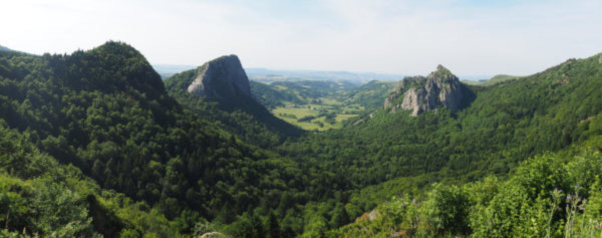 U Shaped Glacial Valley Below The Twin Towers Of The Roche Tuiliere And Roche Sanadoire 600X237