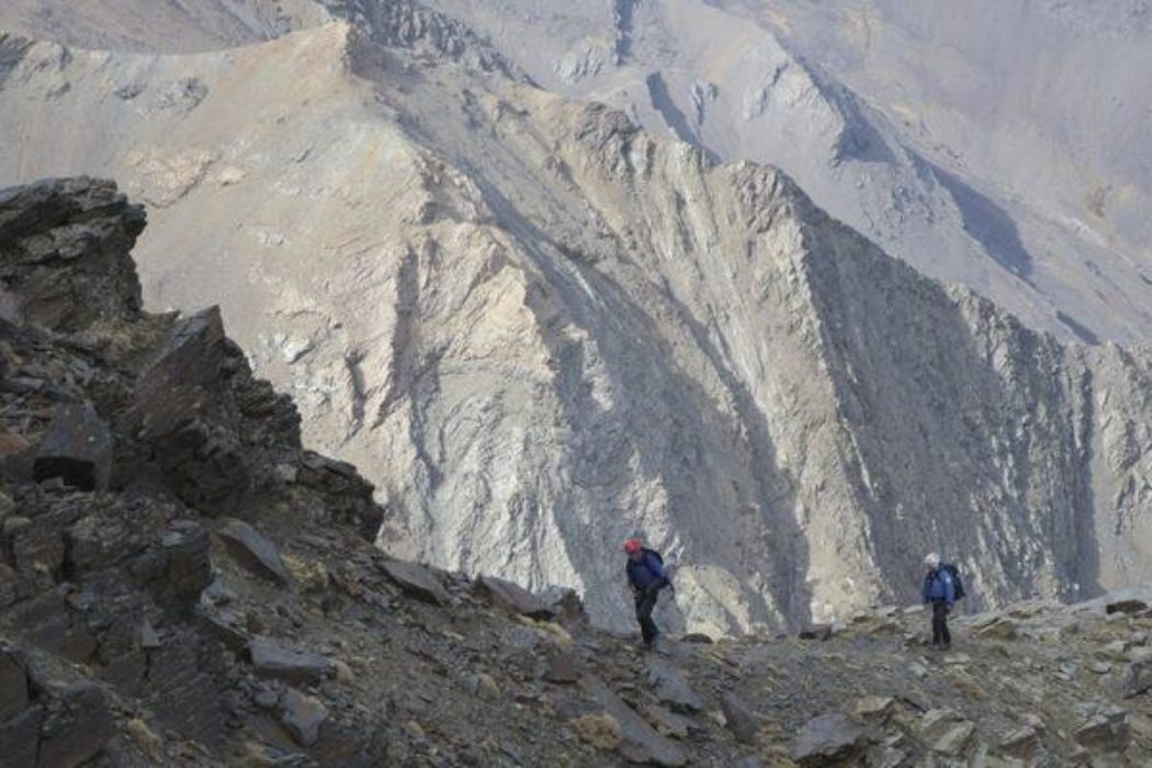 The walking section after the initial buttress on the Espolón de Alcazaba (Route 34)